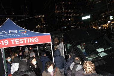 New Yorklular Omicron Varyantı 'nın ortasında COVID testi için acele ediyorlar. 27 Aralık 2021, New York, ABD: New York 'ta COVID-19 vakalarının sayısı artarken, birçok New York' lu COVID-19 test sahalarına akın etti. 