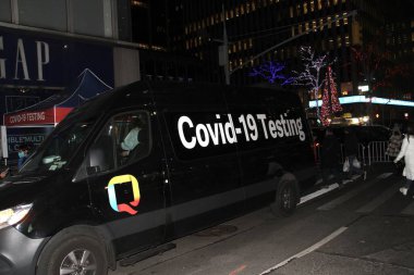 New Yorklular Omicron Varyantı 'nın ortasında COVID testi için acele ediyorlar. 27 Aralık 2021, New York, ABD: New York 'ta COVID-19 vakalarının sayısı artarken, birçok New York' lu COVID-19 test sahalarına akın etti. 