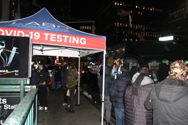 New Yorklular Omicron Varyantı 'nın ortasında COVID testi için acele ediyorlar. 27 Aralık 2021, New York, ABD: New York 'ta COVID-19 vakalarının sayısı artarken, birçok New York' lu COVID-19 test sahalarına akın etti. 