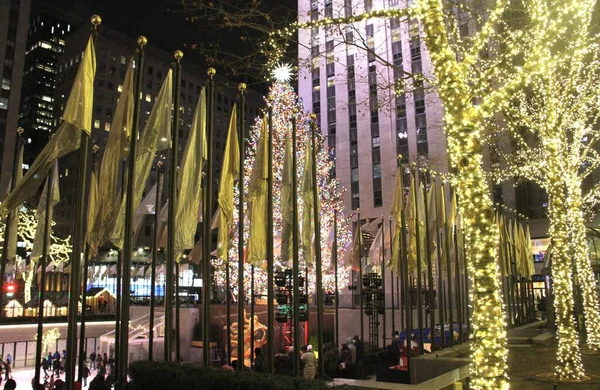 洛克菲勒圣诞树及其吸引人的地方 2021年12月27日 美国纽约 于2021年12月1日正式向公众开放的洛克菲勒圣诞树继续吸引纽约市民和游客来到它的网站 — 图库照片