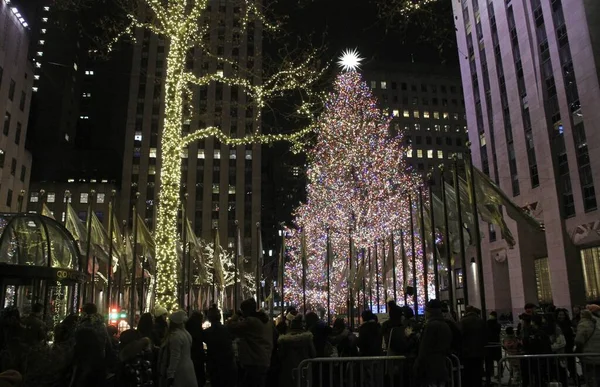洛克菲勒圣诞树及其吸引人的地方 2021年12月27日 美国纽约 于2021年12月1日正式向公众开放的洛克菲勒圣诞树继续吸引纽约市民和游客来到它的网站 — 图库照片