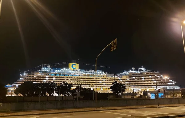 Costa Diademaクルーズ船レコードCovid 19ケース 2021年12月27日 ブラジル サンパウロ州サントス 月曜日 ブラジル海軍のドックに停泊しているクルーズ船コスタ ディデミアをご覧ください Covid — ストック写真