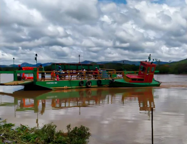 ジャシント Mg市では 2021年12月29日に雨と洪水が発生した ブラジル ミナスジェライス州 ジャシント 住民は 豪雨のために Jequitinhonha川の洪水で 北ミナスジェライス州ジャシント市の完全に浸水した地域に直面しています — ストック写真