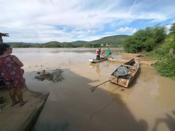 ジャシント Mg市では 2021年12月29日に雨と洪水が発生した ブラジル ミナスジェライス州 ジャシント 住民は 豪雨のために Jequitinhonha川の洪水で 北ミナスジェライス州ジャシント市の完全に浸水した地域に直面しています — ストック写真