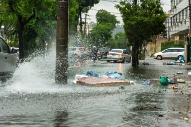Şiddetli yağmur Rio de Janeiro 'nun kuzeyinde sele neden olur. 30 Aralık 2021, Rio de Janeiro, Brezilya: Rio de Janeiro 'nun kuzeyindeki Vila da Penha Mahallesi' nde 30 Aralık Perşembe günü sağanak yağış nedeniyle sürücüler sular altında kalan sokaklarla karşı karşıya.). 
