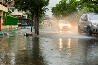 Şiddetli yağmur Rio de Janeiro 'nun kuzeyinde sele neden olur. 30 Aralık 2021, Rio de Janeiro, Brezilya: Rio de Janeiro 'nun kuzeyindeki Vila da Penha Mahallesi' nde 30 Aralık Perşembe günü sağanak yağış nedeniyle sürücüler sular altında kalan sokaklarla karşı karşıya.). 