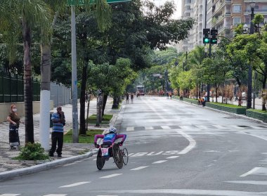 96. Sao Silvester Yarışı. 31 Aralık 2021. Sao Paulo, Brezilya: Etiyopyalı Belay Bezabh Mens 'i kazanırken Kenyalı Sandrafelis Chebet Sao Silvestre maratonunu kazanmıştı. 