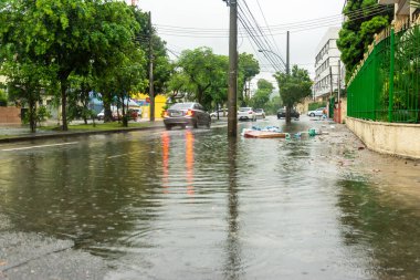 Şiddetli yağmur Rio de Janeiro 'nun kuzeyinde sele neden olur. 30 Aralık 2021, Rio de Janeiro, Brezilya: Rio de Janeiro 'nun kuzeyindeki Vila da Penha Mahallesi' nde 30 Aralık Perşembe günü sağanak yağış nedeniyle sürücüler sular altında kalan sokaklarla karşı karşıya.). 