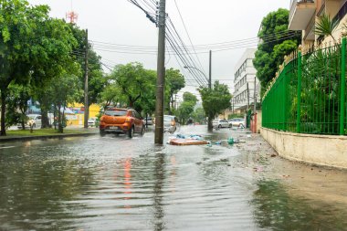 Şiddetli yağmur Rio de Janeiro 'nun kuzeyinde sele neden olur. 30 Aralık 2021, Rio de Janeiro, Brezilya: Rio de Janeiro 'nun kuzeyindeki Vila da Penha Mahallesi' nde 30 Aralık Perşembe günü sağanak yağış nedeniyle sürücüler sular altında kalan sokaklarla karşı karşıya.). 