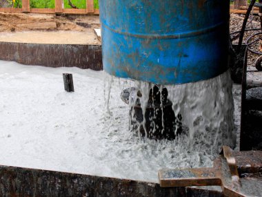 Curitiba 'da su ihtiyacını karşılamak için yapılmış Artesian malı. 30 Aralık 2021 'de Curitiba, Parana, Brezilya: Su istihkakı nedeniyle, Curitiba ve metropolitan bölgesinde bulunan birçok konutun 36 saate kadar döndüğü alternatiflerden biri 