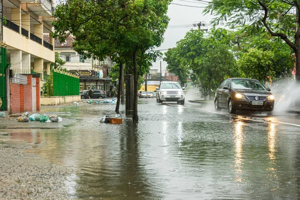 Şiddetli yağmur Rio de Janeiro 'nun kuzeyinde sele neden olur. 30 Aralık 2021, Rio de Janeiro, Brezilya: Rio de Janeiro 'nun kuzeyindeki Vila da Penha Mahallesi' nde 30 Aralık Perşembe günü sağanak yağış nedeniyle sürücüler sular altında kalan sokaklarla karşı karşıya.). 