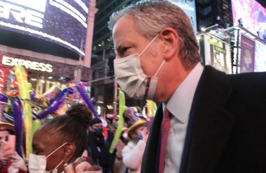 2022 yılının kutlaması Times Meydanı 'nda. 1 Ocak 2022, New York, ABD: New Yorklular ve turistler, New York Times Meydanı 'nda top düşüşü sırasında konfeti ve havai fişeklerle 2022 yılının başlangıcını kutlamak için bir araya geldiler.