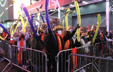 2022 yılının kutlaması Times Meydanı 'nda. 1 Ocak 2022, New York, ABD: New Yorklular ve turistler, New York Times Meydanı 'nda top düşüşü sırasında konfeti ve havai fişeklerle 2022 yılının başlangıcını kutlamak için bir araya geldiler.