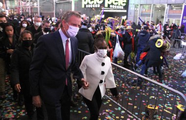 Eric Adams, Times Meydanı 'nda resmi olarak New York Belediye Başkanı ilan edildi. 1 Ocak 2022, New York, ABD: Eric Adams, New York 'ta New York Şehri' nin yeni belediye başkanı olarak ilan edildi. 