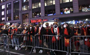 Yılbaşı gecesi Times Meydanı 'nda top düşüşü. 31 Aralık 2021, New York, ABD: Kalabalık, New York Times Meydanı 'nda yılbaşı gecesinde topun düşüşünü izlemek için mümkün olduğunca erken toplandı. Aşı kanıtı olan sadece 15 bin kişi var. 