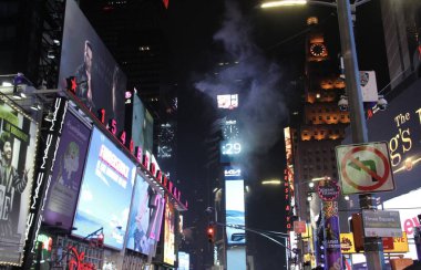 2022 yılının kutlaması Times Meydanı 'nda. 1 Ocak 2022, New York, ABD: New Yorklular ve turistler, New York Times Meydanı 'nda top düşüşü sırasında konfeti ve havai fişeklerle 2022 yılının başlangıcını kutlamak için bir araya geldiler.