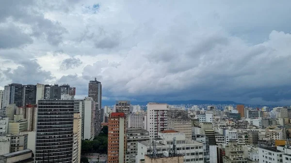 重い雲はサンパウロで雨を発表する 2022年1月1日ブラジル サンパウロ 土曜日 にダウンタウンサンパウロで大雨が発表されました サンパウロ市は 午後の早い時間に洪水のための注意の状態に入って来ました — ストック写真