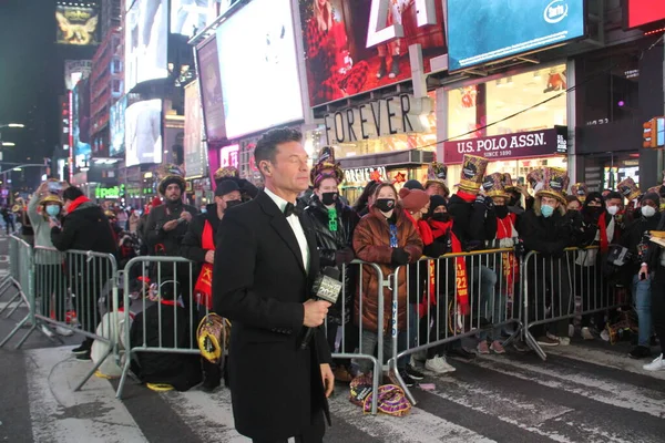 Hosts Ball Drop Véspera Ano Novo Times Square Dezembro 2021 — Fotografia de Stock