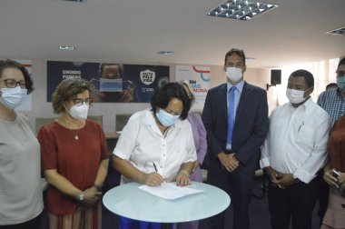 Covid-19 Devlet Yetim Çocukları ve Kurbanların Ergenleri Koruma Programı. 4 Ocak 2022. Brezilya, Rio Grande do Norte, Natal: Vali Maria de Fatima Bezerra (PR) covid-19 yetimlere yardım yasası 