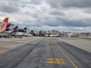 Brezilya başkanlık uçağı, Congonhas Havaalanı 'na park etmiş başkanların hastaneden taburcu edilmesini bekliyor. 4 Ocak 2021, Sao Paulo, Brezilya: Brezilya başkanlık uçağı Sao Paulo 'daki Congonhas Havaalanı' na park edilmiştir.