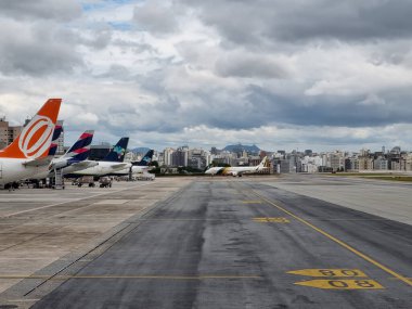 Brezilya başkanlık uçağı, Congonhas Havaalanı 'na park etmiş başkanların hastaneden taburcu edilmesini bekliyor. 4 Ocak 2021, Sao Paulo, Brezilya: Brezilya başkanlık uçağı Sao Paulo 'daki Congonhas Havaalanı' na park edilmiştir.