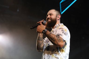 Jorge ve Mateus ikilisi Jurere Internacional, Santa Catarina 'da sahne almaktadır. 5 Ocak 2022, Florianopolis, Santa Catarina, Brezilya: The country duo Jorge and Mateus in the trend Jurere Internacional plajı üzerine bir gösteri sırasında