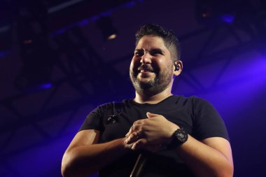 Jorge ve Mateus ikilisi Jurere Internacional, Santa Catarina 'da sahne almaktadır. 5 Ocak 2022, Florianopolis, Santa Catarina, Brezilya: The country duo Jorge and Mateus in the trend Jurere Internacional plajı üzerine bir gösteri sırasında