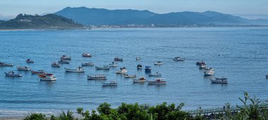 Ponta da Praia, Santos. 5 Ocak 2022, Santos, Brezilya: Kanal 6 'da, Ponta da Praia' da havuz temizleme hareketi, 5 Ocak Çarşamba günü. Santos 'un güney kıyısında öğleden sonra ve akşam erken saatlerinde hava tahmini 