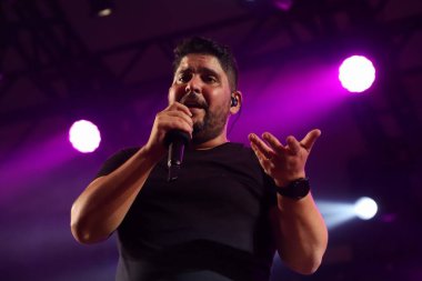 Jorge ve Mateus ikilisi Jurere Internacional, Santa Catarina 'da sahne almaktadır. 5 Ocak 2022, Florianopolis, Santa Catarina, Brezilya: The country duo Jorge and Mateus in the trend Jurere Internacional plajı üzerine bir gösteri sırasında