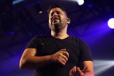 Jorge ve Mateus ikilisi Jurere Internacional, Santa Catarina 'da sahne almaktadır. 5 Ocak 2022, Florianopolis, Santa Catarina, Brezilya: The country duo Jorge and Mateus in the trend Jurere Internacional plajı üzerine bir gösteri sırasında