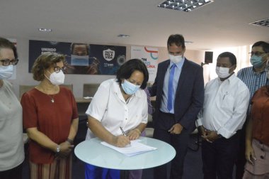 Covid-19 Devlet Yetim Çocukları ve Kurbanların Ergenleri Koruma Programı. 4 Ocak 2022. Brezilya, Rio Grande do Norte, Natal: Vali Maria de Fatima Bezerra (PR) covid-19 yetimlere yardım yasası 