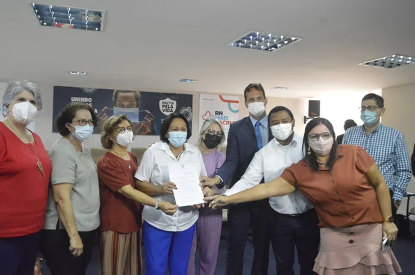 Covid-19 Devlet Yetim Çocukları ve Kurbanların Ergenleri Koruma Programı. 4 Ocak 2022. Brezilya, Rio Grande do Norte, Natal: Vali Maria de Fatima Bezerra (PR) covid-19 yetimlere yardım yasası 