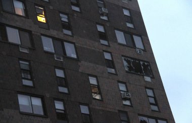 Bronx 'ta yangında 19 kişi öldü. 9 Ocak 2022, Bronx, New York, ABD: 9 Ocak Pazar günü 19 katlı bir binada yangın çıktı ve 9 'u çocuk 19 kişi öldü. Yangın bu sabah binanın üçüncü katında başladı. 