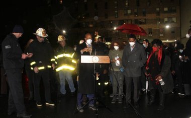 Bronx 'ta 19 kişinin öldüğü NYC Basın Konferansı' nın belediye başkanı yanıyor. 9 Ocak 2022, Bronx, New York, ABD: New York Belediye Başkanı, Eric Adams, New York Eyaleti Valisi Kathy Hochul, Demokratik Senato Başkanı, Chuck Schumer