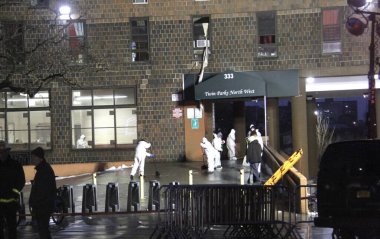 Bronx 'ta yangında 19 kişi öldü. 9 Ocak 2022, Bronx, New York, ABD: 9 Ocak Pazar günü 19 katlı bir binada yangın çıktı ve 9 'u çocuk 19 kişi öldü. Yangın bu sabah binanın üçüncü katında başladı. 