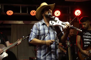 Kır ikilisi Fernando ve Sorocaba Cafe de la Musique de Floripa 'nın film müziğini yönetiyor. 9 Ocak 2021, Florianopolis, Santa Catarina, Brezilya: Fernando ve Sorocaba ikilisi Cafe de la Musique de Floripa 'nın film müziğini yönetiyor.