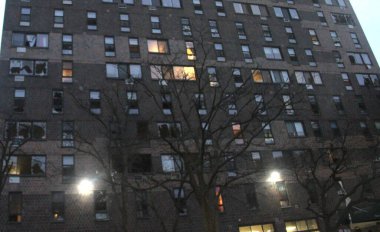 Bronx 'ta yangında 19 kişi öldü. 9 Ocak 2022, Bronx, New York, ABD: 9 Ocak Pazar günü 19 katlı bir binada yangın çıktı ve 9 'u çocuk 19 kişi öldü. Yangın bu sabah binanın üçüncü katında başladı. 