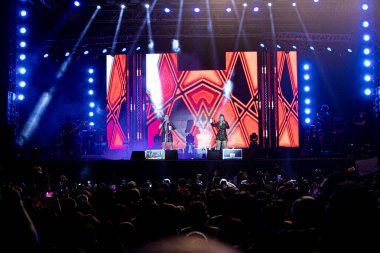 Country ikilisi Maiara ve Maraisa Florianopolis 'teki Stage Music Park' ta bir konser sırasında. 8 Ocak 2021 'de Florianopolis, Santa Catarina, Brezilya: Maiara ve Maraisa ikilisi Jurere' deki Stage Music Park 'ta bir konser verdi. 