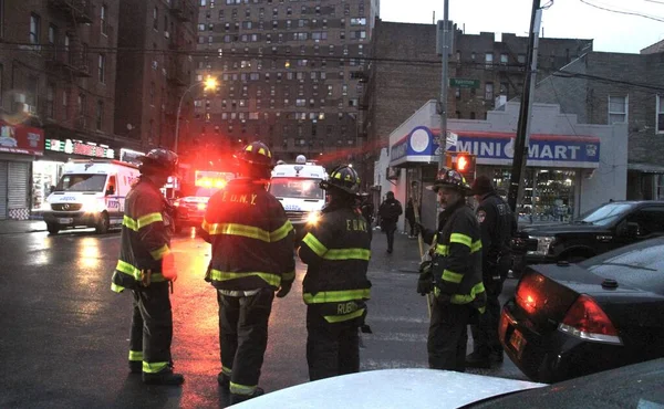 布朗克斯的一座大楼失火 19人死亡 2022年1月9日 美国纽约州布朗克斯 一座19层的建筑在9日星期日失火 导致19人死亡 其中包括9名儿童 那天早上 大楼的三楼起火了 — 图库照片