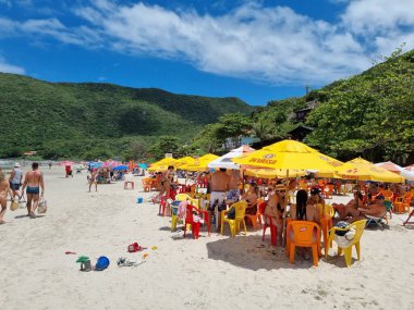 Matadeiro beach in Santa Catarina - With the high temperatures on the afternoon of this Wednesday (12), Matadeiro beach in the south of the island of Florianopolis is very busy, even with the high rate of Covid-19 and the new Omicron