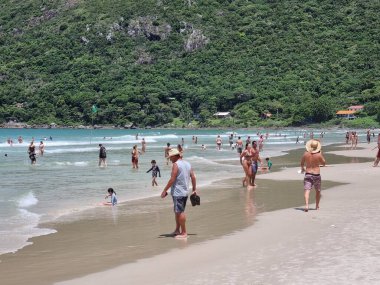 Matadeiro beach in Santa Catarina - With the high temperatures on the afternoon of this Wednesday (12), Matadeiro beach in the south of the island of Florianopolis is very busy, even with the high rate of Covid-19 and the new Omicron