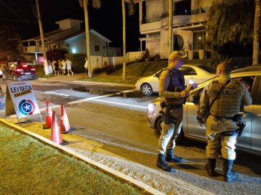 Inspection and Prohibition blitz in Jurere Internacional, in Florianopolis. January 15, 2022, Florianopolis, Santa Catarina, Brazil: Military Police carry out inspection and Prohibition blitz on Buzios Avenue, in Jurere Internacional Beach