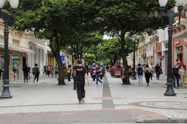 Curitiba decrees a maximum of 70% occupancy in commercial establishments due to the advancement of the Omicron variant. January 14, 2022, Curitiba, Parana, Brazil: Movement of people in Curitiba downtown, in the State of Parana, on Friday (14).