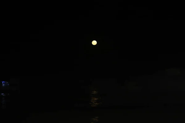 Полная Луна Оранжевом Тоне Сияет Небе Флорианополиса Января 2022 Года — стоковое фото