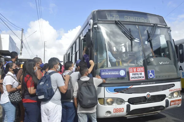 ストライキが高速道路の閉塞を引き起こすナタール 2022年1月17日ブラジル グランデ ノルテ州 ストライキによる高速道路の封鎖により 火曜日 の早い時間に被災したナタールの公共交通機関のユーザー — ストック写真