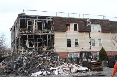 Bronx 'taki bir patlamada 77 yaşında bir kadın öldü. 19 Ocak 2022, Bronx, New York, ABD: Bronx Intervale Bulvarı yakınlarındaki Fox caddesinde 18 Ocak Salı günü meydana gelen büyük bir patlama yangın ve yıkıma yol açtı 