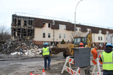 Bronx 'taki bir patlamada 77 yaşında bir kadın öldü. 19 Ocak 2022, Bronx, New York, ABD: Bronx Intervale Bulvarı yakınlarındaki Fox caddesinde 18 Ocak Salı günü meydana gelen büyük bir patlama yangın ve yıkıma yol açtı 