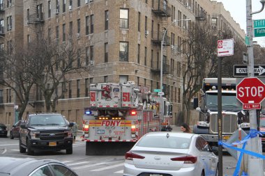 Bronx 'taki bir patlamada 77 yaşında bir kadın öldü. 19 Ocak 2022, Bronx, New York, ABD: Bronx Intervale Bulvarı yakınlarındaki Fox caddesinde 18 Ocak Salı günü meydana gelen büyük bir patlama yangın ve yıkıma yol açtı 