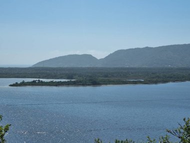 Santa Catarina eyaletindeki Florianopolis 'te Costa da Lagoa ve Canto dos Aracas arasındaki patika. 19 Ocak 2022, Florianopolis, Santa Catarina, Brezilya: Çarşamba günü Kosta da Lagoa 'dan Florianopolis' teki Canto dos Aracas 'a seyahat etti. 