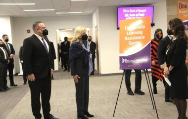 ABD First Lady 'si Jill Biden' ın New Jersey 'deki Bergen Koleji ziyareti. 20 Ocak 2022, New Jersey, ABD: ABD First Lady 'si, Jill Biden ve New Jersey Valisi. Phil Murphy New Jersey 'deki Bergen Halk Koleji' ni ziyaret etti ve basına konuştu 